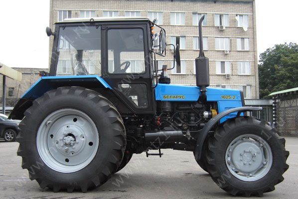 Новий колісний трактор МТЗ 1025